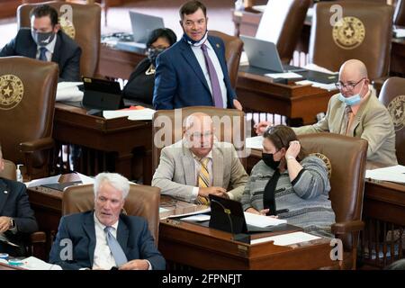 Austin, Texas, Stati Uniti. 22 Apr 2021. I legislatori della Texas House lavorano per negoziare, scrivere leggi e passare fatture alla 87a sessione del Texas Legislature ad Austin. Ciascuno dei 150 membri è eletto a due anni. La Rep. Di Stato KYLE KACAL, R-Bryan, parla con Rep.JULIE JOHNSON D-Dallas. Credit: Bob Daemmrich/ZUMA Wire/Alamy Live News Foto Stock