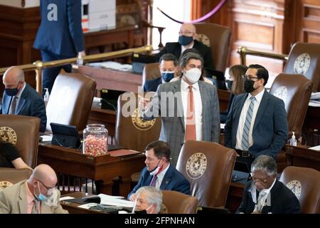 Austin, Texas, Stati Uniti. 22 Apr 2021. I legislatori della Texas House lavorano per negoziare, scrivere leggi e passare fatture alla 87a sessione del Texas Legislature ad Austin. Ciascuno dei 150 membri è eletto a due anni. LA Rep. EDDIE RODRIGUEZ, D-Austin, parla con la Rep. Diego Bernal, D-San Antonio sul pavimento della Casa. Credit: Bob Daemmrich/ZUMA Wire/Alamy Live News Foto Stock