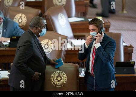 Austin, Texas, Stati Uniti. 22 Apr 2021. I legislatori della Texas House lavorano per negoziare, scrivere leggi e passare fatture alla 87a sessione del Texas Legislature ad Austin. Ciascuno dei 150 membri è eletto a due anni. SEM stato. ROYCE WEST, D-Dallas (l), parla con la Rep. Jeff Leach, R-Allen, nella Camera. Credit: Bob Daemmrich/ZUMA Wire/Alamy Live News Foto Stock