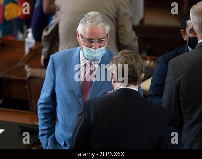 Austin, Texas, Stati Uniti. 7 Apr 2021. I legislatori della Texas House lavorano per negoziare, scrivere leggi e passare fatture alla 87a sessione del Texas Legislature ad Austin. Ciascuno dei 150 membri è eletto a due anni. DAN HUBERTY, Rep. Di Stato, R-Houston, parla con un collega. Credit: Bob Daemmrich/ZUMA Wire/Alamy Live News Foto Stock