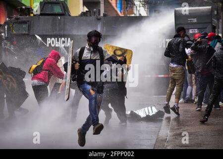 Passo, Narino, Colombia. 19 maggio 2021. I dimostranti Hooded si scontrano con la polizia a Pato, Narino, il 19 maggio 2021, durante una protesta antigovernale contro la brutalità della polizia e la riforma sanitaria del presidente Ivan Duque Credit: Camilo Erasso/LongVisual/ZUMA Wire/Alamy Live News Foto Stock