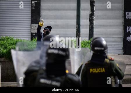 Passo, Narino, Colombia. 19 maggio 2021. Il 19 maggio 2021, durante una protesta antigovernale contro la brutalità della polizia e la riforma sanitaria del presidente Ivan Duque Credit: Camilo Erasso/LongVisual/ZUMA Wire/Alamy Live News, il Demostrator lancia una serie di scogli e depreti contro i membri della polizia di pasto, Narino Foto Stock