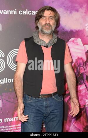Roma, Italia. 20 maggio 2021. Giovanni Calcagno sul tappeto nero della prima del film Morrison al cinema Adriano di Roma. Credit: SOPA Images Limited/Alamy Live News Foto Stock