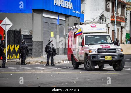 Passo, Narino, Colombia. 19 maggio 2021. L'ambulanza attraversa scontri tra demostratos e polizia a Pato, Narino, il 19 maggio 2021, durante una protesta anti-governativa contro la brutalità della polizia e la riforma sanitaria del presidente Ivan Duque Credit: Camilo Erasso/LongVisual/ZUMA Wire/Alamy Live News Foto Stock