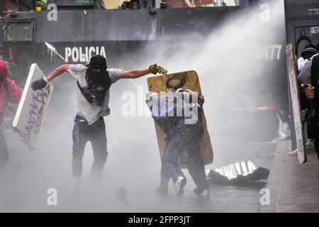 Passo, Narino, Colombia. 19 maggio 2021. I dimostranti Hooded si scontrano con la polizia a Pato, Narino, il 19 maggio 2021, durante una protesta antigovernale contro la brutalità della polizia e la riforma sanitaria del presidente Ivan Duque Credit: Camilo Erasso/LongVisual/ZUMA Wire/Alamy Live News Foto Stock