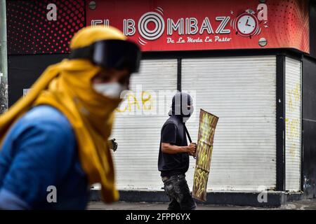 Passo, Narino, Colombia. 19 maggio 2021. I dimostranti Hooded si scontrano con la polizia a Pato, Narino, il 19 maggio 2021, durante una protesta antigovernale contro la brutalità della polizia e la riforma sanitaria del presidente Ivan Duque Credit: Camilo Erasso/LongVisual/ZUMA Wire/Alamy Live News Foto Stock