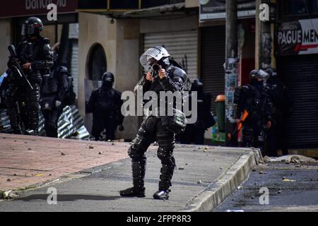 Passo, Narino, Colombia. 19 maggio 2021. Il 19 maggio 2021, durante una protesta antigovernale contro la brutalità della polizia e la riforma sanitaria del presidente Ivan Duque Credit: Camilo Erasso/LongVisual/ZUMA Wire/Alamy Live News, i membri della polizia riota puntano le loro armi direttamente contro il corpo dei demostrati di Pato, Narino Foto Stock