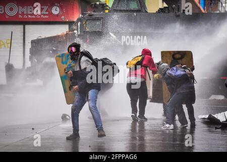 Passo, Narino, Colombia. 19 maggio 2021. I dimostranti Hooded si scontrano con la polizia a Pato, Narino, il 19 maggio 2021, durante una protesta antigovernale contro la brutalità della polizia e la riforma sanitaria del presidente Ivan Duque Credit: Camilo Erasso/LongVisual/ZUMA Wire/Alamy Live News Foto Stock