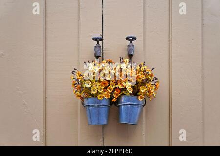 Vasi di fiori artificiali nella finestra, Ouro Preto, Brasile Foto Stock