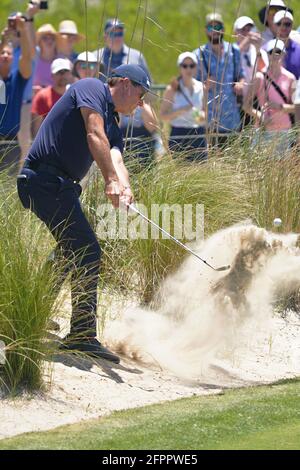 Isola di Kiawah, Stati Uniti. 20 maggio 2021. Phil Mickelson esce da una palla bunker nella prima buca del suo secondo round al 103esimo PGA Championship al Kiawah Island Golf Resort Ocean Course a Kiawah Island, South Carolina, giovedì 20 maggio 2021. Foto di Richard Ellis/UPI Credit: UPI/Alamy Live News Foto Stock