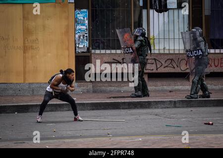 Passo, Narino, Colombia. 19 maggio 2021. Scontri tra dimostratori e disordini di polizia a Pato, Narino, il 19 maggio 2021, durante una protesta anti-governativa contro la brutalità della polizia e la riforma sanitaria del presidente Ivan Duque Credit: Camilo Erasso/LongVisual/ZUMA Wire/Alamy Live News Foto Stock