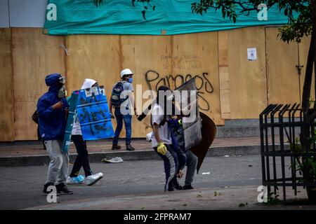 Passo, Narino, Colombia. 19 maggio 2021. Scontri tra dimostratori e disordini di polizia a Pato, Narino, il 19 maggio 2021, durante una protesta anti-governativa contro la brutalità della polizia e la riforma sanitaria del presidente Ivan Duque Credit: Camilo Erasso/LongVisual/ZUMA Wire/Alamy Live News Foto Stock