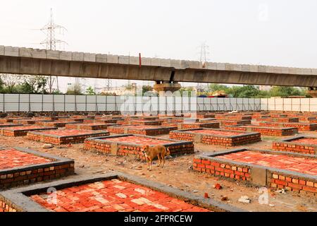 Nuova Delhi, India. 20 maggio 2021. Municipal Corporation ha sviluppato nuove piattaforme per cremare i corpi delle vittime del covid19 fuori da un crematorio a Nuova Delhi. L'India ha registrato 366,161 nuovi casi infetti da Covid-19 e 3,754 decessi dovuti a Covid-19 in un solo giorno. (Foto di Amarjeet Kumar Singh/SOPA Imag/Sipa USA) Credit: Sipa USA/Alamy Live News Foto Stock