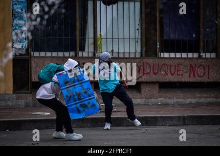 Passo, Narino, Colombia. 19 maggio 2021. Scontri tra dimostratori e disordini di polizia a Pato, Narino, il 19 maggio 2021, durante una protesta anti-governativa contro la brutalità della polizia e la riforma sanitaria del presidente Ivan Duque Credit: Camilo Erasso/LongVisual/ZUMA Wire/Alamy Live News Foto Stock