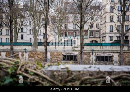 Parigi, Francia - 3 febbraio 2017: Vista sul fiume Siene con viste geometriche di edifici, finestre e alberi. Natura astratta e architettura Foto Stock