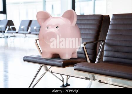 Risparmio sui viaggi di volo. Piggy Bank all'aeroporto Foto Stock