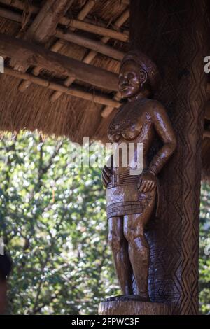 Legno, scultura, donna tribù, Garo Nokpante, capanna, Hornbill Festival Nagaland, India. Foto Stock