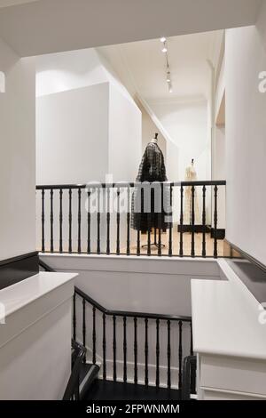 Conservare l'interno. Maison Rabih Kayrouz Boutique, Londra, Regno Unito. Architetto: n/a, 2020. Foto Stock