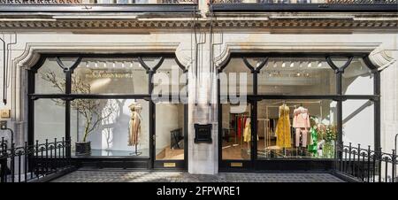 Conservare la parte anteriore. Maison Rabih Kayrouz Boutique, Londra, Regno Unito. Architetto: n/a, 2020. Foto Stock