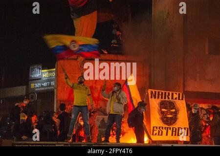 I dimostranti ondano bandiere colombiane e un banner che recita 'Narco state' mentre la Colombia entra nella sua quarta settimana di proteste anti-governative contro la polizia br Foto Stock