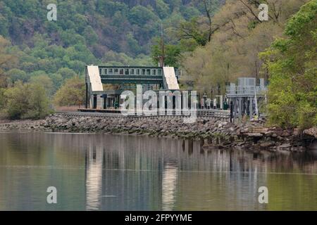 La stazione ferroviaria Marble Hill Metro North dall'altra parte dello Spuyten Duyvil Creek, all'uscita del fiume Hudson, dove Manhattan diventa Bronx, New York Foto Stock