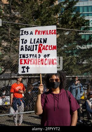 Black Lives Matter protesta segno di razzismo al rally Stop Asian Hate con un numero stimato di 10,000 partecipanti. Columbus Park, Chinatown. Foto Stock