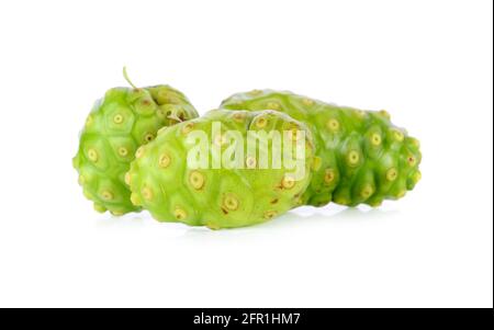 Morinda citrifolia su sfondo bianco Foto Stock