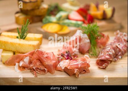 Un piatto Charcuterie, o a taglio freddo, presso un ristorante Whistler. Carne, prosciutto, porto, salame, pate, formaggio, e frutta. Foto Stock