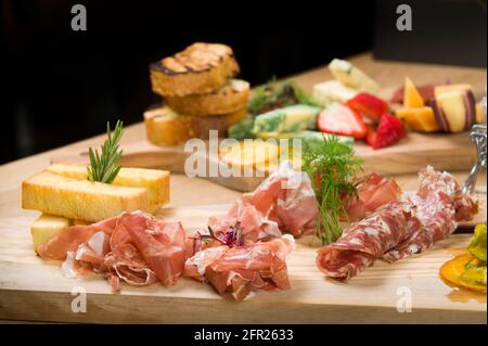 Un piatto Charcuterie, o a taglio freddo, presso un ristorante Whistler. Carne, prosciutto, porto, salame, pate, formaggio, e frutta. Foto Stock