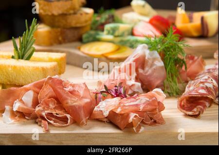 Un piatto Charcuterie, o a taglio freddo, presso un ristorante Whistler. Carne, prosciutto, porto, salame, pate, formaggio, e frutta. Foto Stock