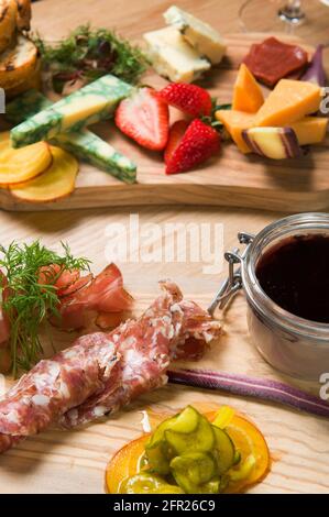 Un piatto Charcuterie, o a taglio freddo, presso un ristorante Whistler. Carne, prosciutto, porto, salame, pate, formaggio, e frutta. Foto Stock