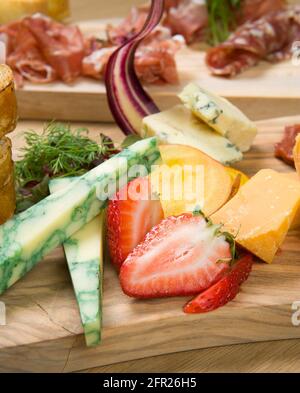 Un piatto Charcuterie, o a taglio freddo, presso un ristorante Whistler. Carne, prosciutto, porto, salame, pate, formaggio, e frutta. Foto Stock