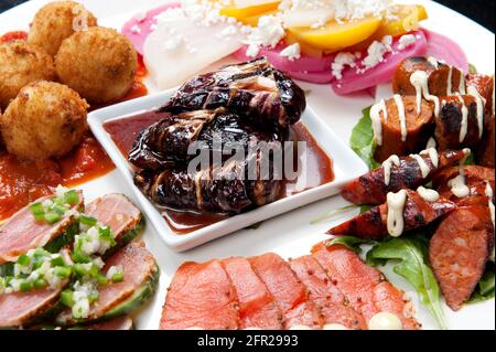 Un piatto Charcuterie, o a taglio freddo, presso un ristorante Whistler. Carne, prosciutto, porto, salame, pate, formaggio, e frutta. Foto Stock