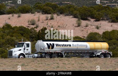 Una petroliera Western Refining viaggia lungo un'autostrada nel New Mexico. L'azienda è un raffinatore di petrolio greggio Fortune 200 con sede a El Paso, Texas. Foto Stock