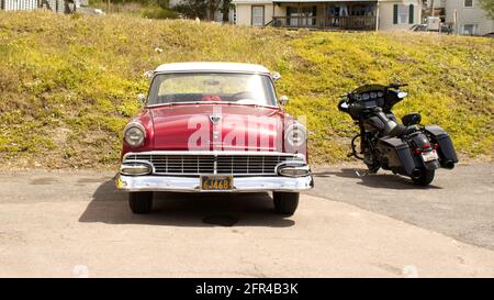 La parte anteriore di una Ford 1956 e una motocicletta Foto Stock