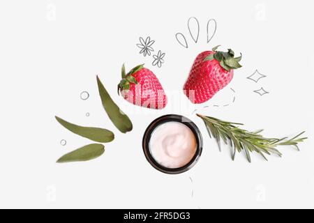 crema naturale organica per il viso alle fragole. cura della pelle schiarente, sbiancante e antiossidante. ingredienti cosmetici naturali. vista dall'alto. posa piatta. Foto Stock