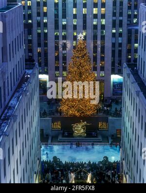 2005 STORICHE LUCI DELL'ALBERO DI NATALE CENTRO ROCKEFELLER (©RAYMOND HOOD 1939) MIDTOWN MANHATTAN NEW YORK CITY STATI UNITI Foto Stock