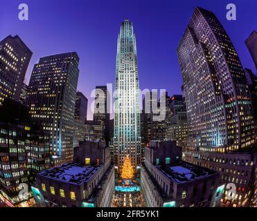 2005 STORICHE LUCI DELL'ALBERO DI NATALE CENTRO ROCKEFELLER (©RAYMOND HOOD 1939) MIDTOWN MANHATTAN NEW YORK CITY STATI UNITI Foto Stock