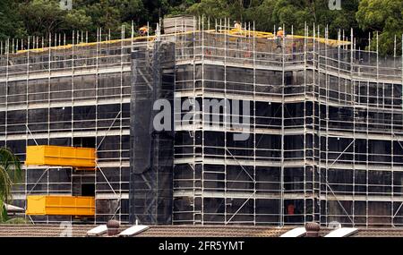 9 aprile 2021. Avanzamento della costruzione. Installazione di casseforme per pavimenti in cemento su nuove unità domestiche di sviluppo a 56-58 Beane St. Gosford. Australia. Foto Stock