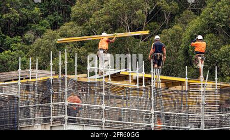 9 aprile 2021. Avanzamento della costruzione. Installazione di casseforme per pavimenti in cemento su nuove unità domestiche di sviluppo a 56-58 Beane St. Gosford. Australia. Foto Stock