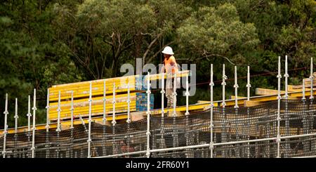 9 aprile 2021. Avanzamento della costruzione. Installazione di casseforme per pavimenti in cemento su nuove unità domestiche di sviluppo a 56-58 Beane St. Gosford. Australia. Foto Stock