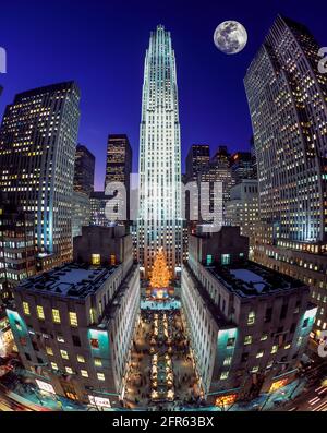 2005 STORICHE LUCI DELL'ALBERO DI NATALE CENTRO ROCKEFELLER (©RAYMOND HOOD 1939) MIDTOWN MANHATTAN NEW YORK CITY STATI UNITI Foto Stock