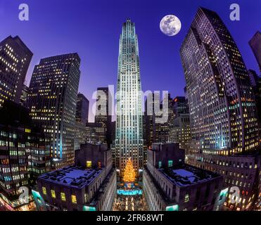 2005 STORICHE LUCI DELL'ALBERO DI NATALE CENTRO ROCKEFELLER (©RAYMOND HOOD 1939) MIDTOWN MANHATTAN NEW YORK CITY STATI UNITI Foto Stock