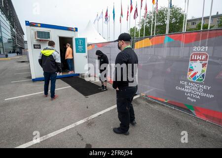 Riga, Lettonia. 20 maggio 2021. Le persone si allineano per le prove COVID-19 presso l'Olympic Sports Centre prima del campionato mondiale di hockey su ghiaccio IIHF 2021 a riga, Lettonia, il 20 maggio 2021. Il Campionato del mondo di hockey su ghiaccio avrà inizio a riga il 21 maggio, con la finale prevista per il 6 giugno. Credit: Edijs Palens/Xinhua/Alamy Live News Foto Stock