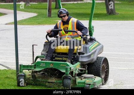 Manitowoc, WI USA maggio 20 2021: Falciare l'erba nel parco della città. Foto Stock