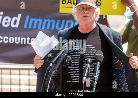 Washington, DC, Stati Uniti. 20 maggio 2021. Nella foto: Ben Cohen, co-fondatore di ben & Jerry's Ice Cream, mostra la sua camicia mentre parla a un evento che sollecita la fine di un'immunità qualificata per la polizia. La sua camicia contiene i nomi di molti individui neri uccisi dalla polizia le cui famiglie sono state negate la giustizia e la restituzione a causa delle leggi di immunità qualificate. Credit: Alison Bailey/Alamy Live News Foto Stock