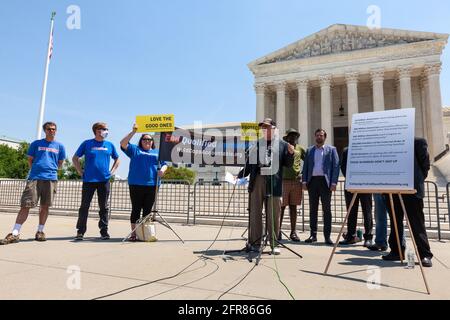 Washington, DC, Stati Uniti. 20 maggio 2021. Nella foto: Ben Cohen, co-fondatore di ben & Jerry's Ice Cream, parla ad un evento che sollecita la fine di un'immunità qualificata per la polizia. Credit: Alison Bailey/Alamy Live News Foto Stock