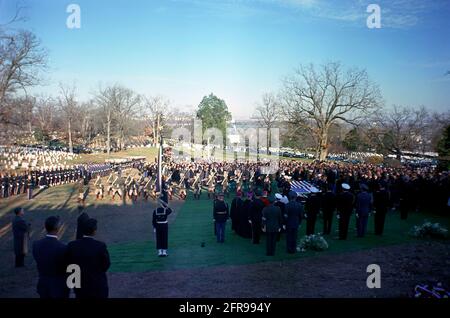 ST-C422-112-63 25 novembre 1963 sepoltura del presidente John F. Kennedy al cimitero nazionale di Arlington con i portabandieri che detengono la bandiera; il cardinale Cushing e altri clero; gli assistenti militari; il contingente militare irlandese; i lutto. Si prega di credito 'Cecil Stoughton. Fotografie della Casa Bianca. John F. Kennedy Presidential Library and Museum, Boston' Foto Stock