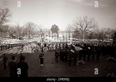 ST-C422-112-63 25 novembre 1963 sepoltura del presidente John F. Kennedy al cimitero nazionale di Arlington con i portabandieri che detengono la bandiera; il cardinale Cushing e altri clero; gli assistenti militari; il contingente militare irlandese; i lutto. Si prega di credito 'Cecil Stoughton. Fotografie della Casa Bianca. John F. Kennedy Presidential Library and Museum, Boston' Foto Stock