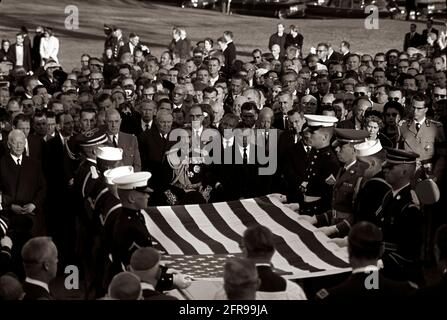 ST-C422-87-63 25 novembre 1963 sepoltura del presidente John F. Kennedy al cimitero nazionale di Arlington con i portabandieri che detengono la bandiera; il generale Charles de Gaulle; Ludwig Erhard; l'imperatore Haile Selassie; la regina Federico; il re Baudoin e altri lutto. Si prega di credito 'Cecil Stoughton. Fotografie della Casa Bianca. John F. Kennedy Presidential Library and Museum, Boston' Foto Stock